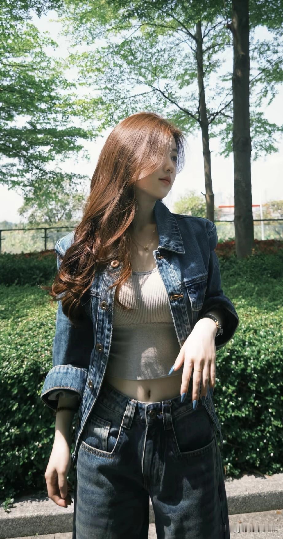 阳光下的牛仔少女，自然清新的夏日穿搭