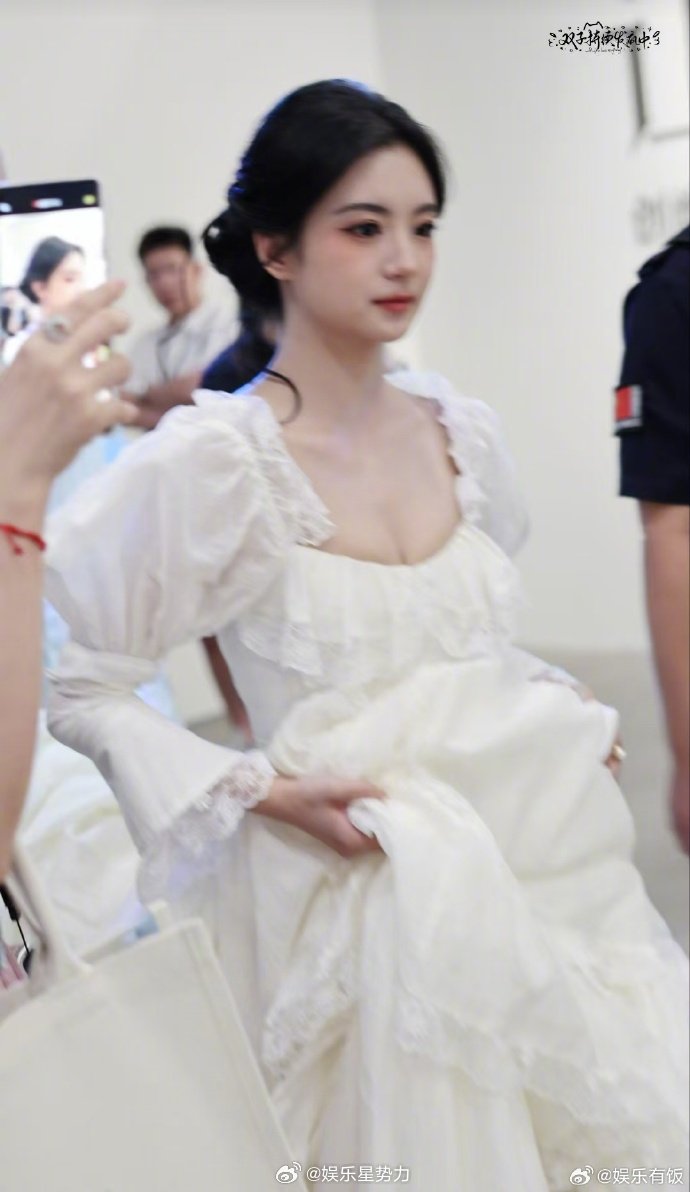 看得出张雅钦是真公主 张雅钦落跑甜心 张雅钦今天活动状态绝了！优雅灵动，完全就是