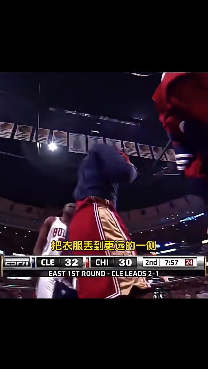 这可能是球童职业生涯中被耍的最狠的一次了。注意看，小皇帝闪亮登场。他先是在小球童