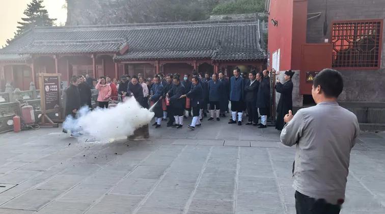 武当山太和宫开展节前消防实战应急演练 筑牢“五一”假期安全防线 “五一”国际劳动