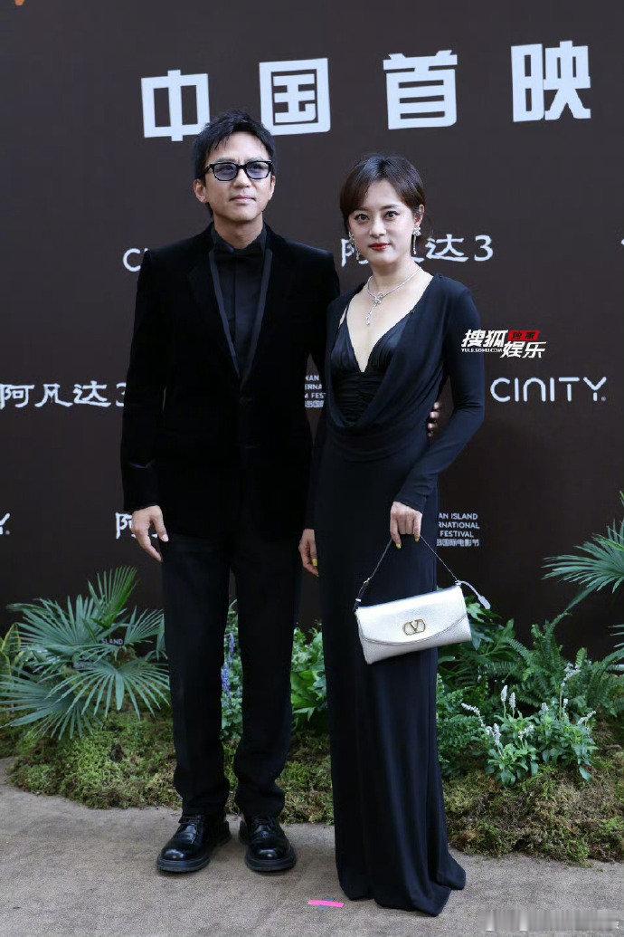 邓超孙俪一起走红毯邓超孙俪合体走红毯就是甜度天花板！超哥还想偷偷亲娘娘，这波秀恩