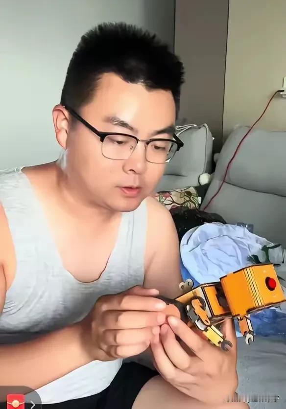郭威发型变了！
这才是身为辅警该有的样子。

郭威最近很少在田静直播间露脸，
有
