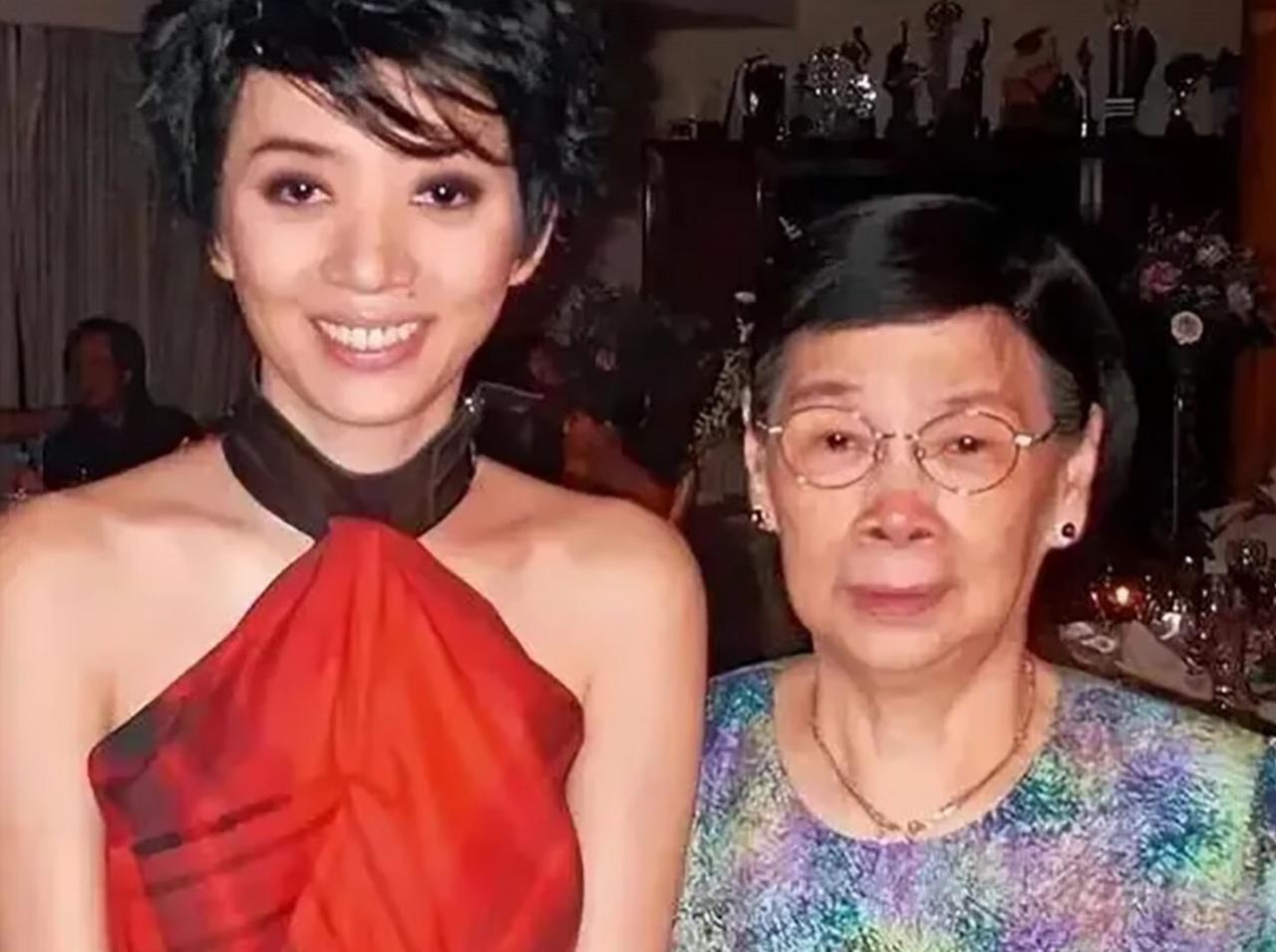 梅艳芳的母亲覃美金去世了，
她最大的遗憾，
不是梅艳芳，也不是白发人送黑发人，而
