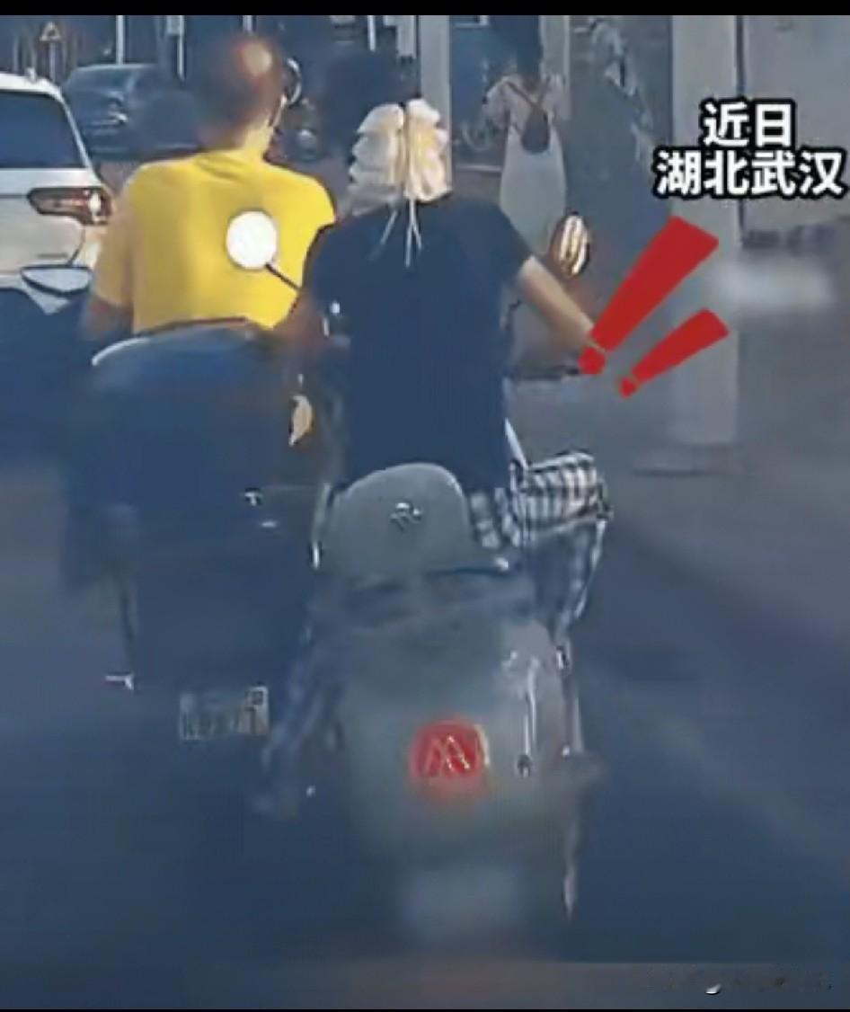 武汉早高峰，男子因嫌前方电动车速度慢，明明可以正常超车，却故意打方向剐倒对方，随