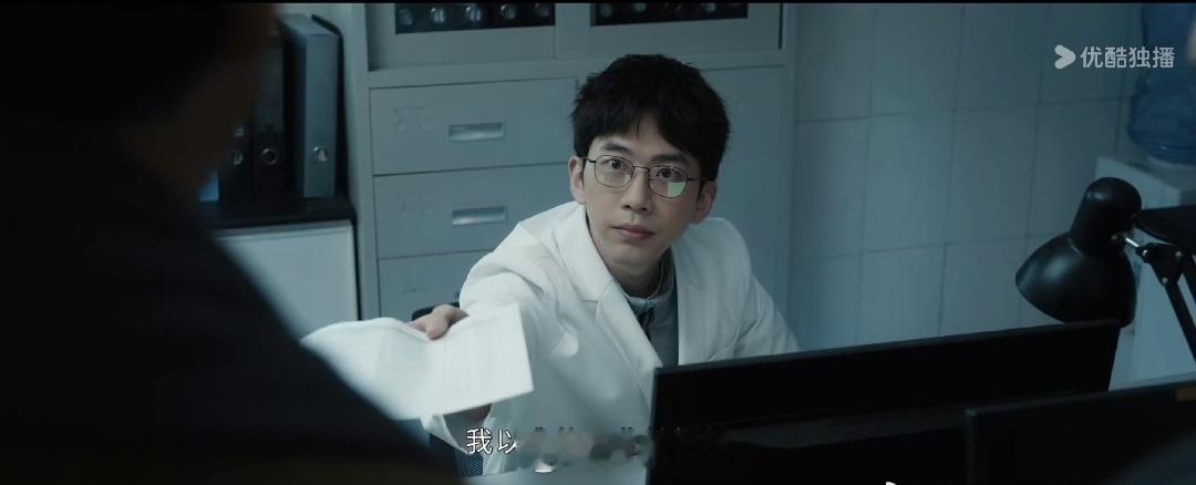 费启鸣这个角色被骂真的不冤。眼神清澈的像个大学生，却偏偏要演个智商149的小天才