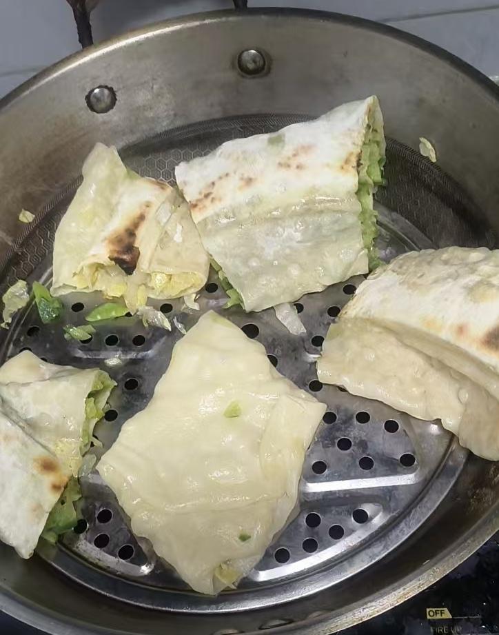 工地里藏着位“扫地僧”？施工员小王凭一手好面食圈粉无数，手擀面筋道、叠馍层多，手