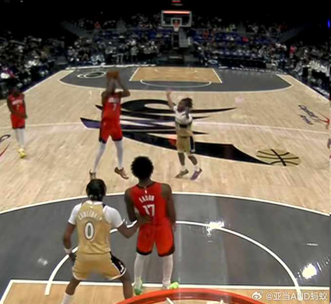 这场球啊，打的松松垮垮，裁判也没啥精神。截图是火箭一个24秒违例没吹，前面还有一