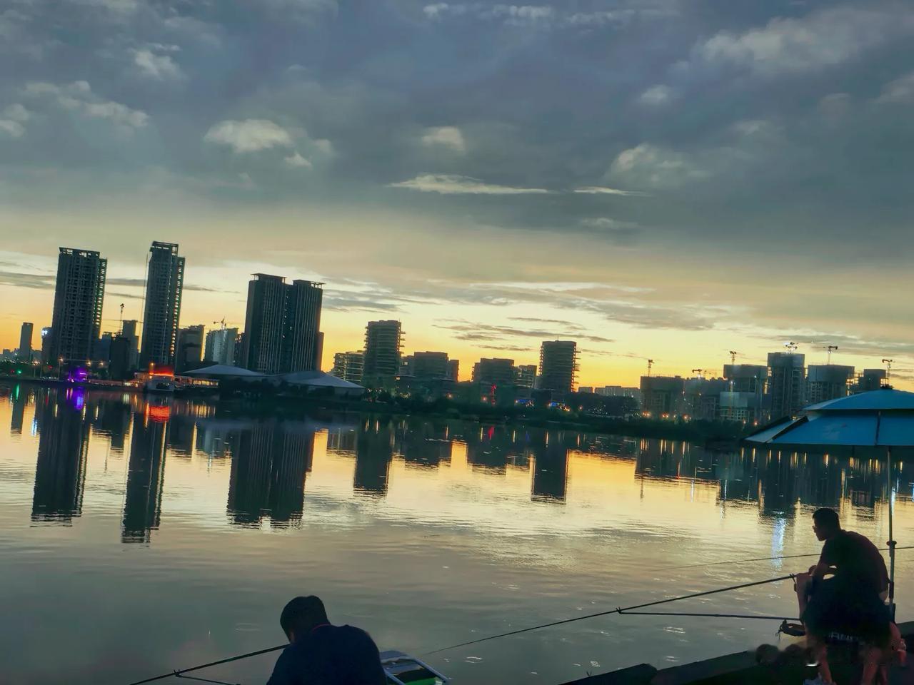 下班后，不用挤人满为患的商圈，不用应付推不开的应酬，往河边一坐，鱼竿往水里一抛。