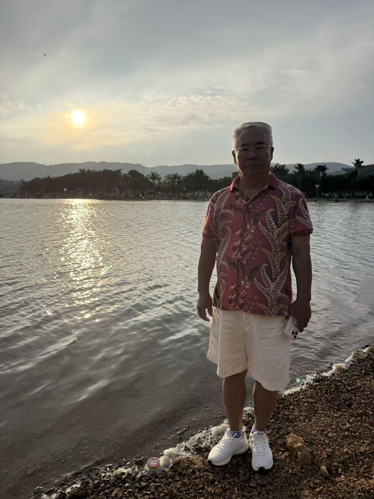 纳凉也闲不住的我。                             傍晚