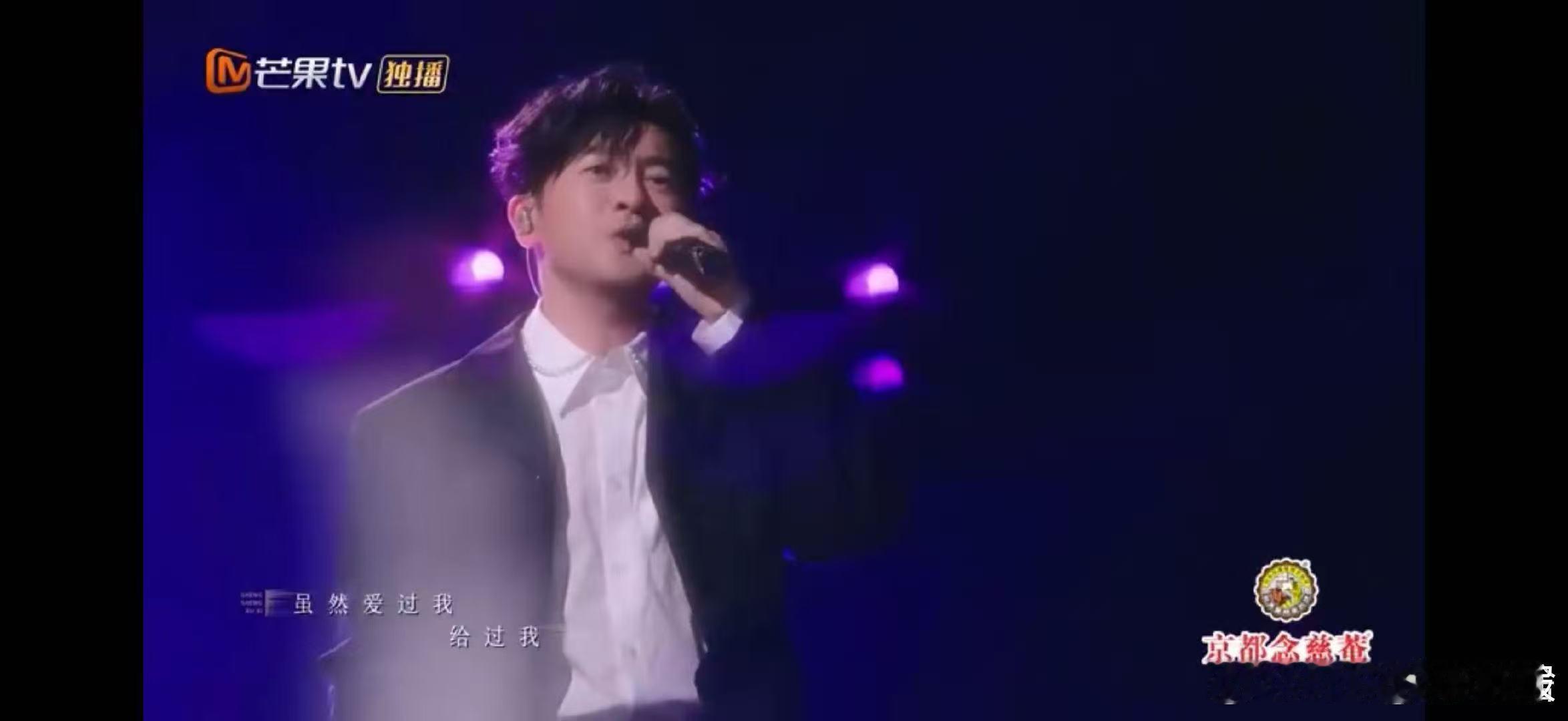 笑到捶桌！两人合唱主打一个“各唱各的稳”，眼里没有爱恨纠缠，只剩对节奏的坚守，无