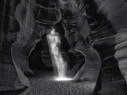这张拍出天价的黑白照片，是摄影师 Peter Lik 的 《Phantom（幻影
