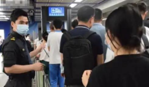 “穷疯了？”广州男子乘坐地铁过安检，被工作人员要求喝一口携带的瓶装水。可男子喝完