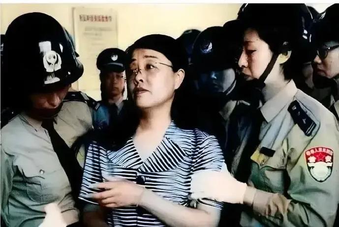 1500万。11次。35岁。90年代初，一个普通银行职员，连续11次从银行金库里