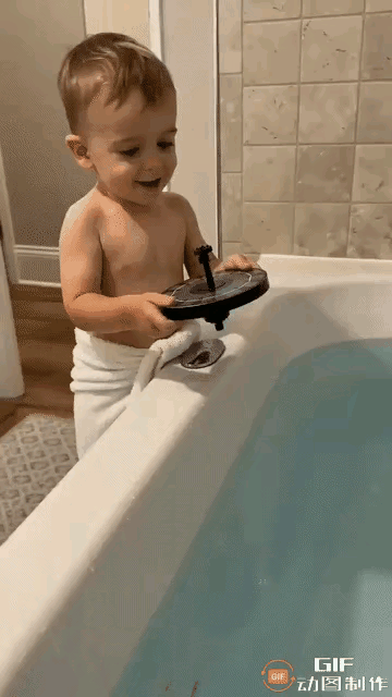 喜欢水中的玩具，就会慢慢喜欢水。循循善诱总比强加于人好。