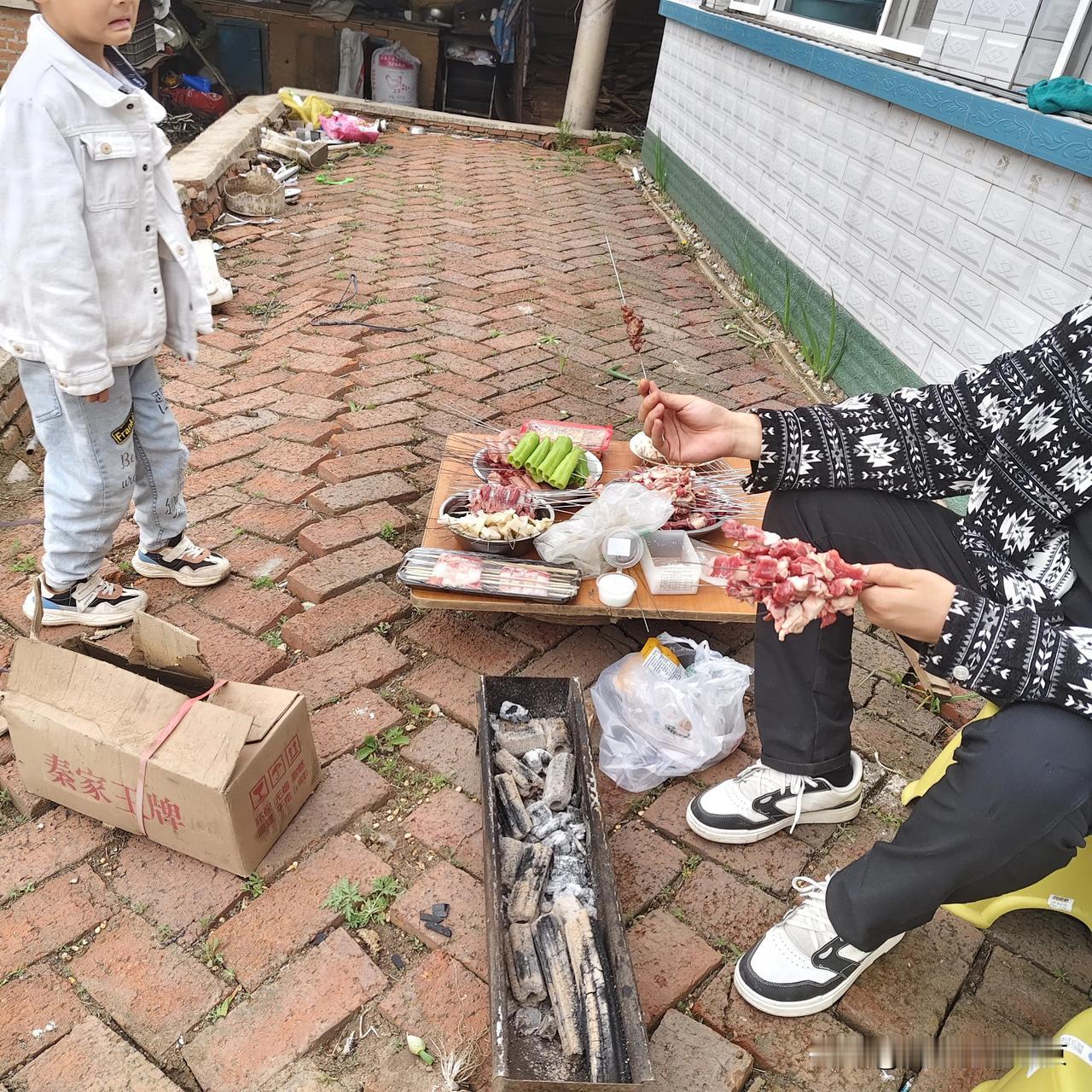 和家人们一起烧烤的快乐时光🔥🍖👨‍👩‍👧家人齐聚吃烧烤