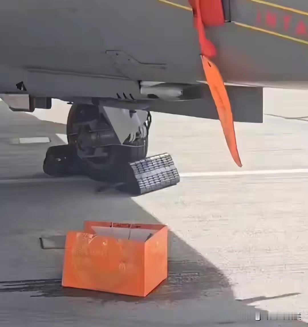 迪拜航展坠毁！

印度“光辉”战机再摔，军工大国梦碎当场

当地时间11月21日