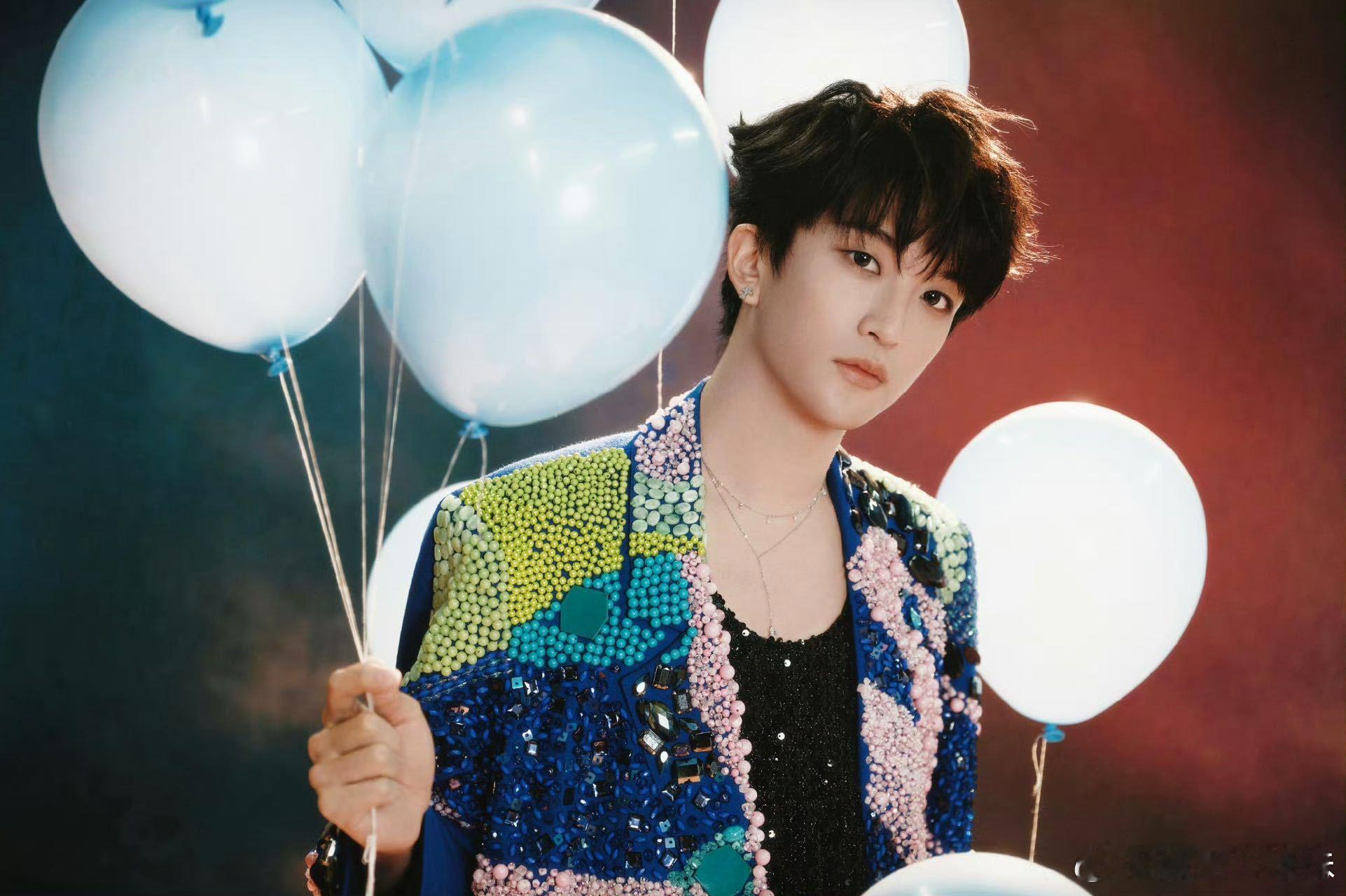 黄子举应援棒当话筒开唱，没声秒懵圈怀疑嗓子，反应过来切换超丝滑，迷糊蛋实锤！ 