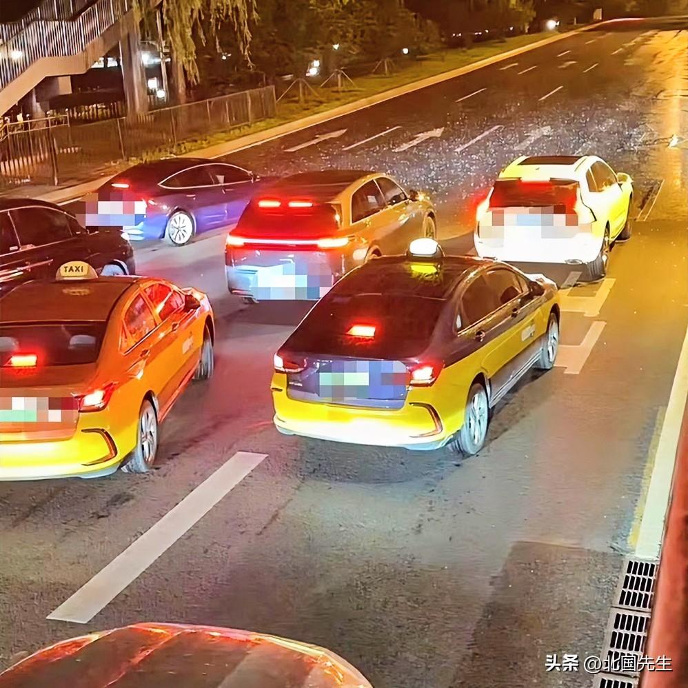 突降冰雹，车主扎堆堵死高架桥主干道，该不该重罚？

天降冰雹，不少车主直接把车横