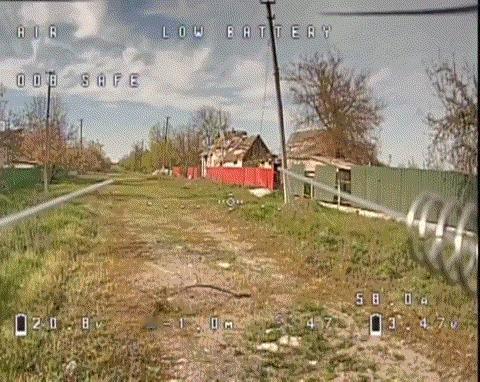 在顿涅茨克地区，乌克兰第59旅FPV无人机操作员正耐心操控着无人机，悄然停在距离