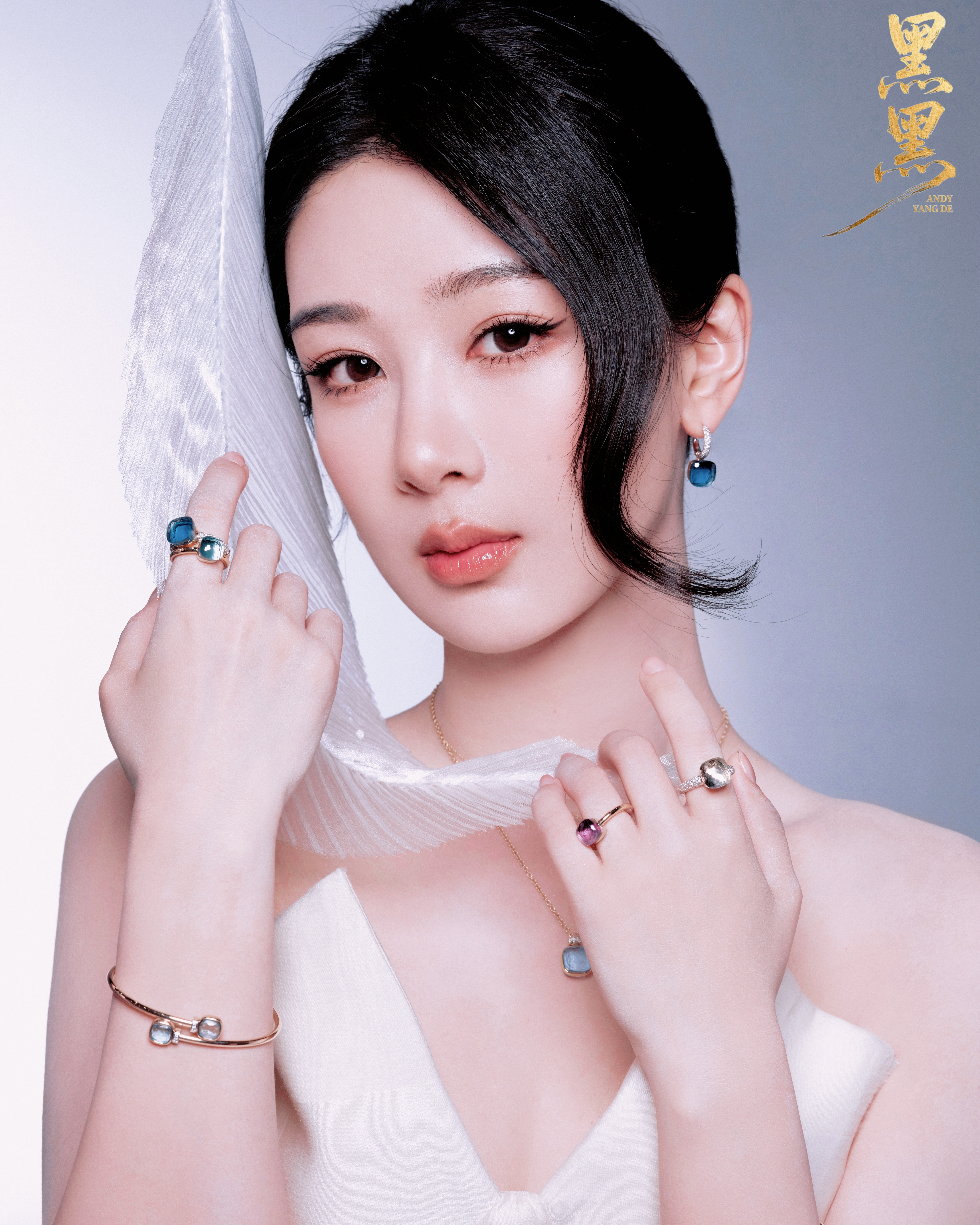 杨紫宝曼兰朵全球品牌代言人杨紫 【一】还在回味昨晚的直播中，人美内容丰富杨紫董竹