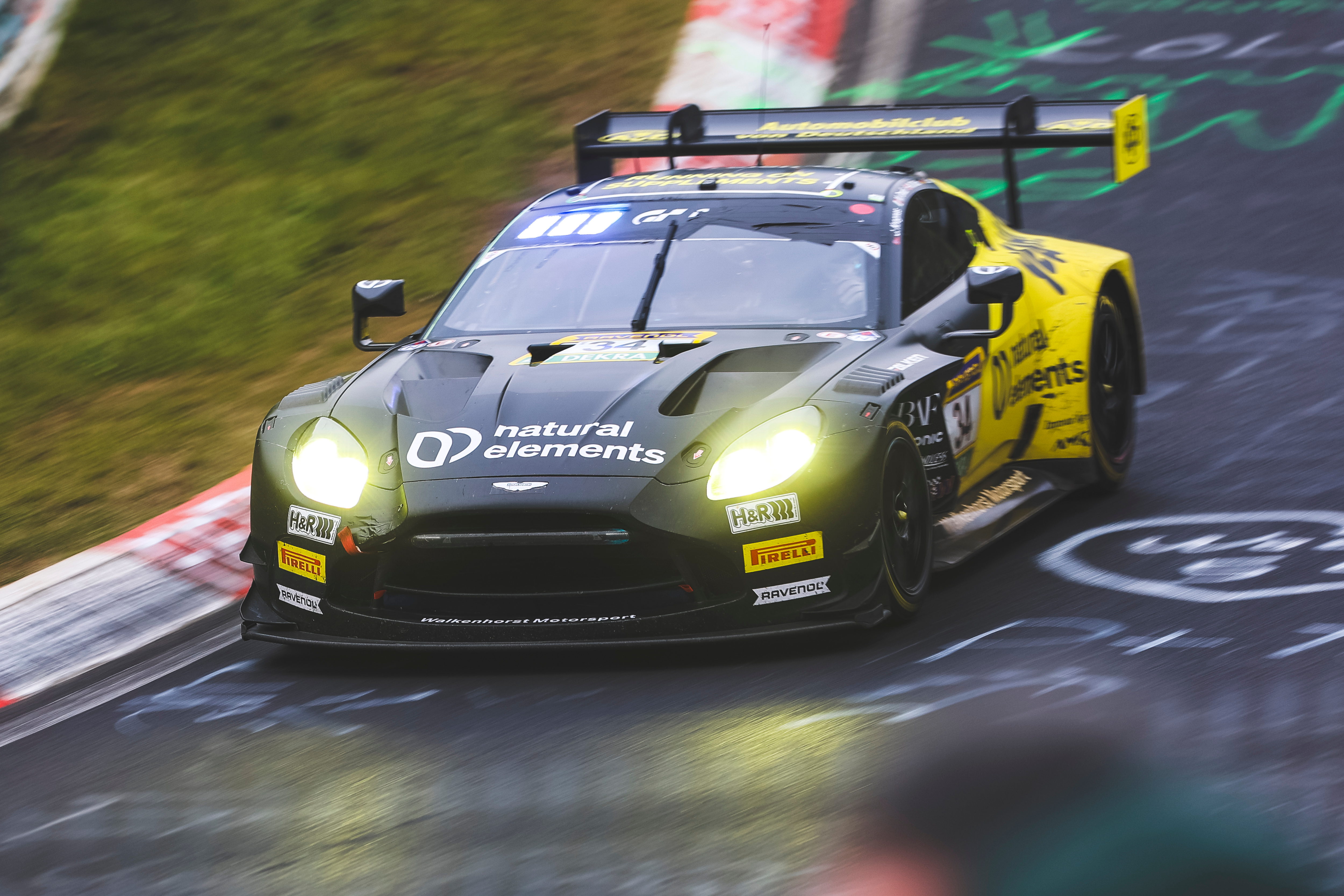 阿斯顿马丁Vantage GT3赛车斩获了2026纽博格林24小时耐力赛全场季军