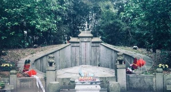 1977年,左宗棠陵墓被炸开,遗骨散落满地,远在新疆的王震听说之后勃然大怒,立刻