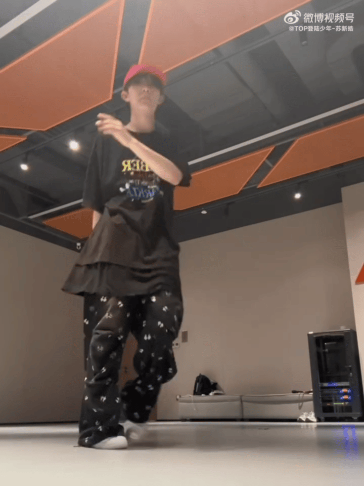 什么衣服都能穿成小裙裙也是一种天赋 