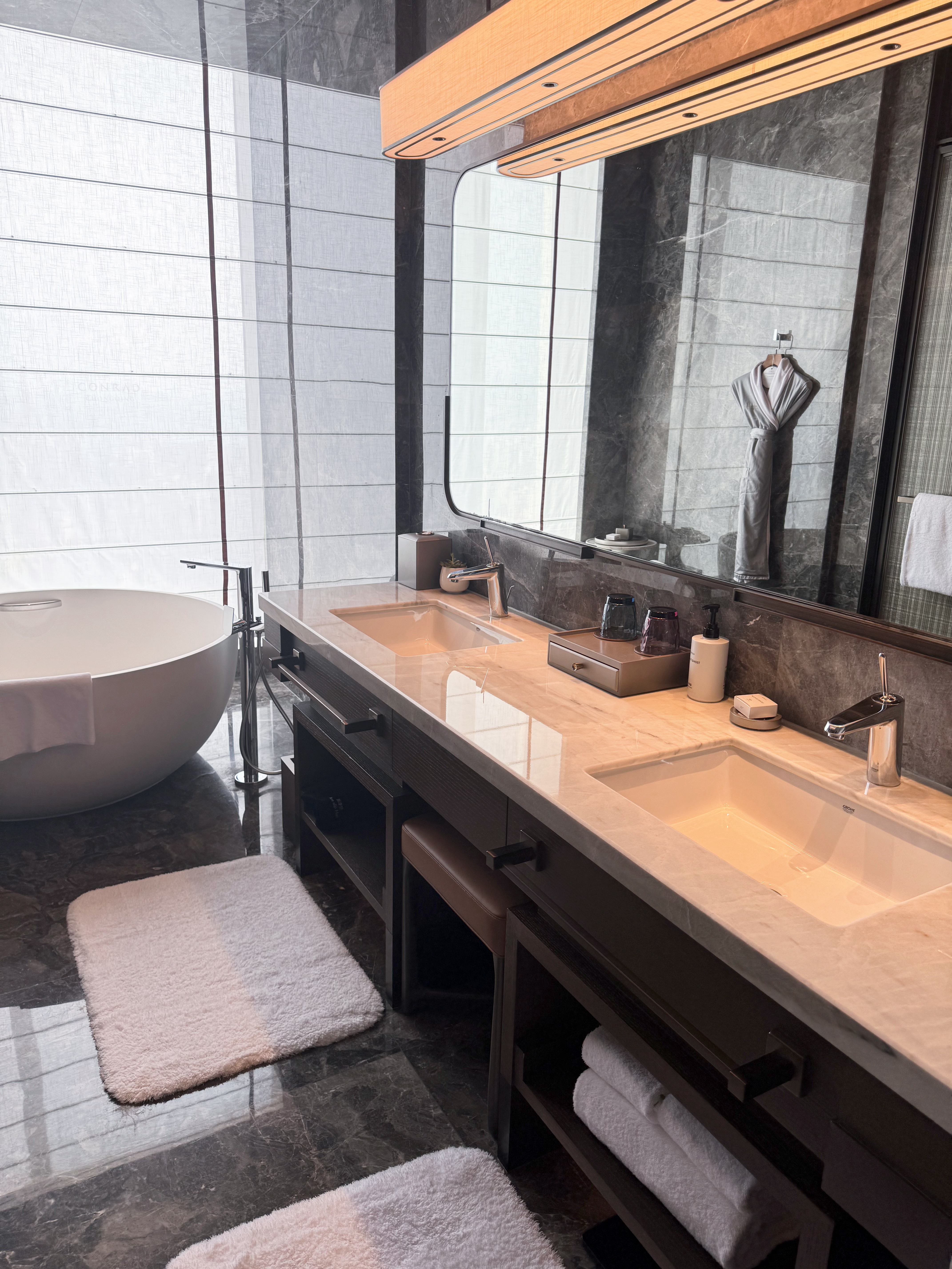 来重庆参加阿维塔的活动，住的这家康莱德酒店视野真的绝，高空俯瞰整个城市一样从酒店