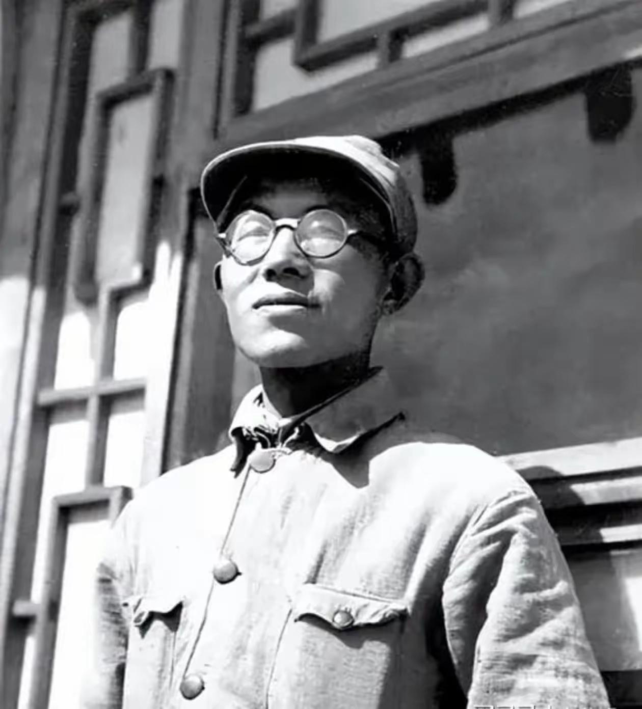 2005年6月，北京。一位96岁的老将军躺在病床上，已说不出话。子女围在床前，他