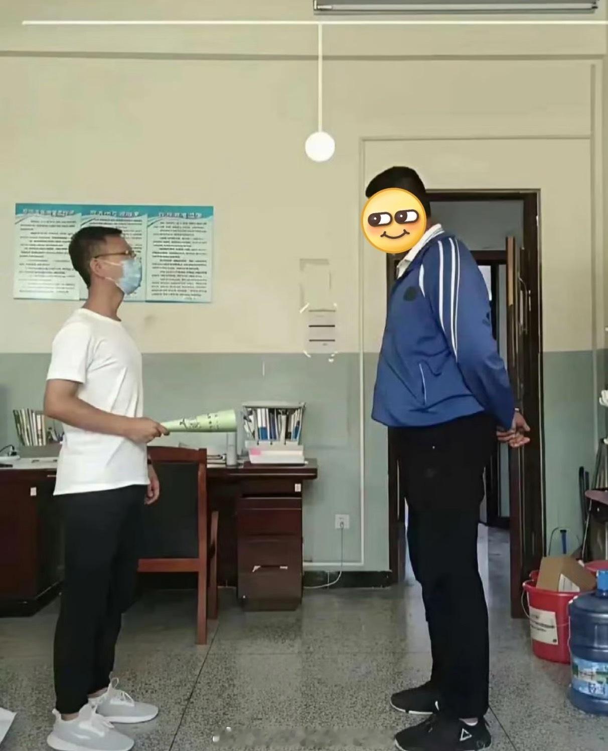 现在终于知道学校为什么会强制要求穿校服了，不然根本不知道谁在训谁 