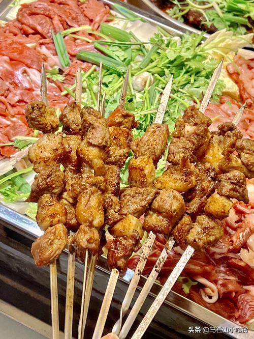 秋日吃羊肉，呼和浩特这份攻略记得收！
呼和浩特夜宵推荐：
1、炭火羊肉串、麻辣羊