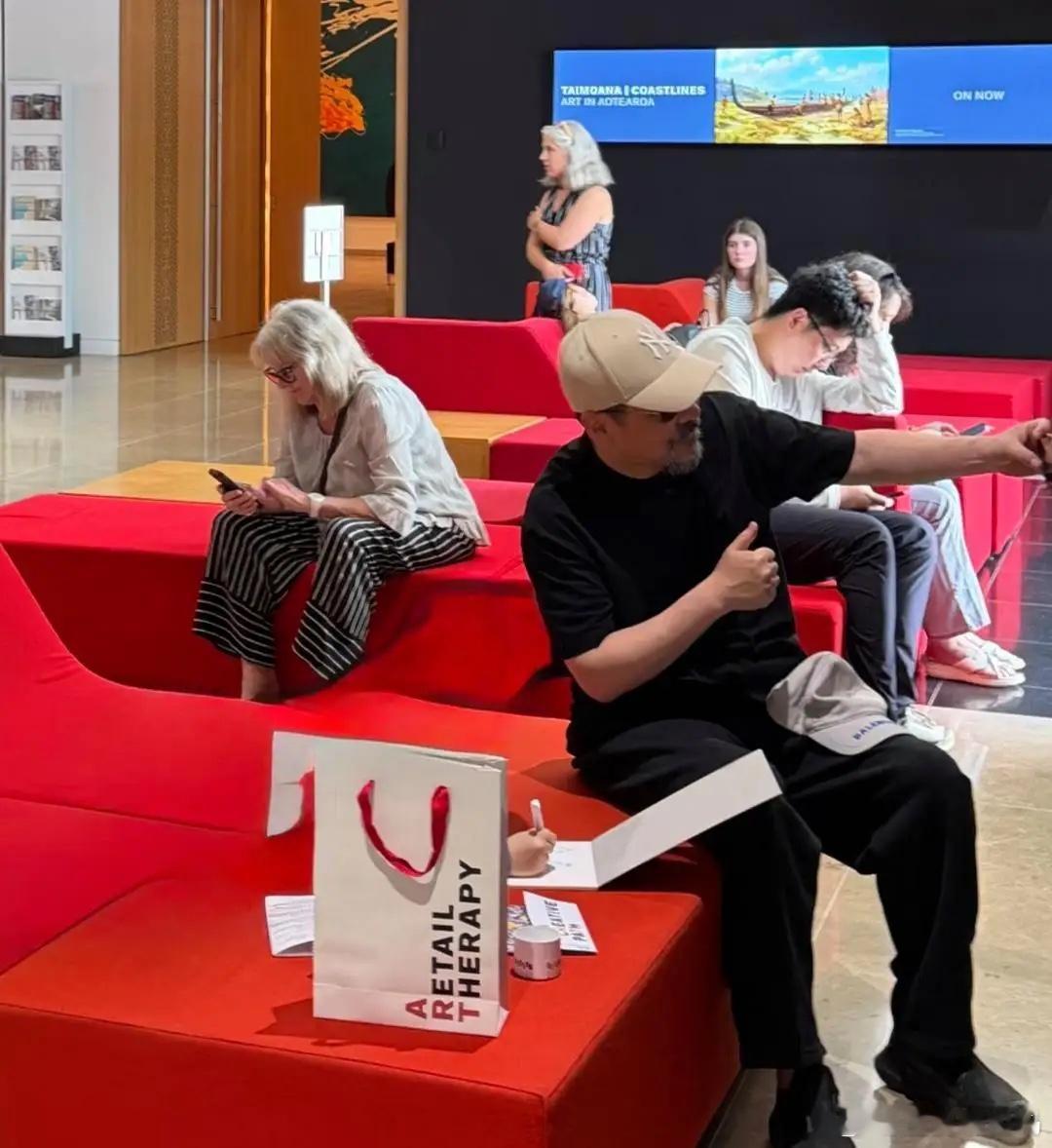 50岁蒋勤勤和老公陈建斌现身新西兰逛美术馆，夫妻俩穿衣打扮低调朴素。蒋勤勤脸部素