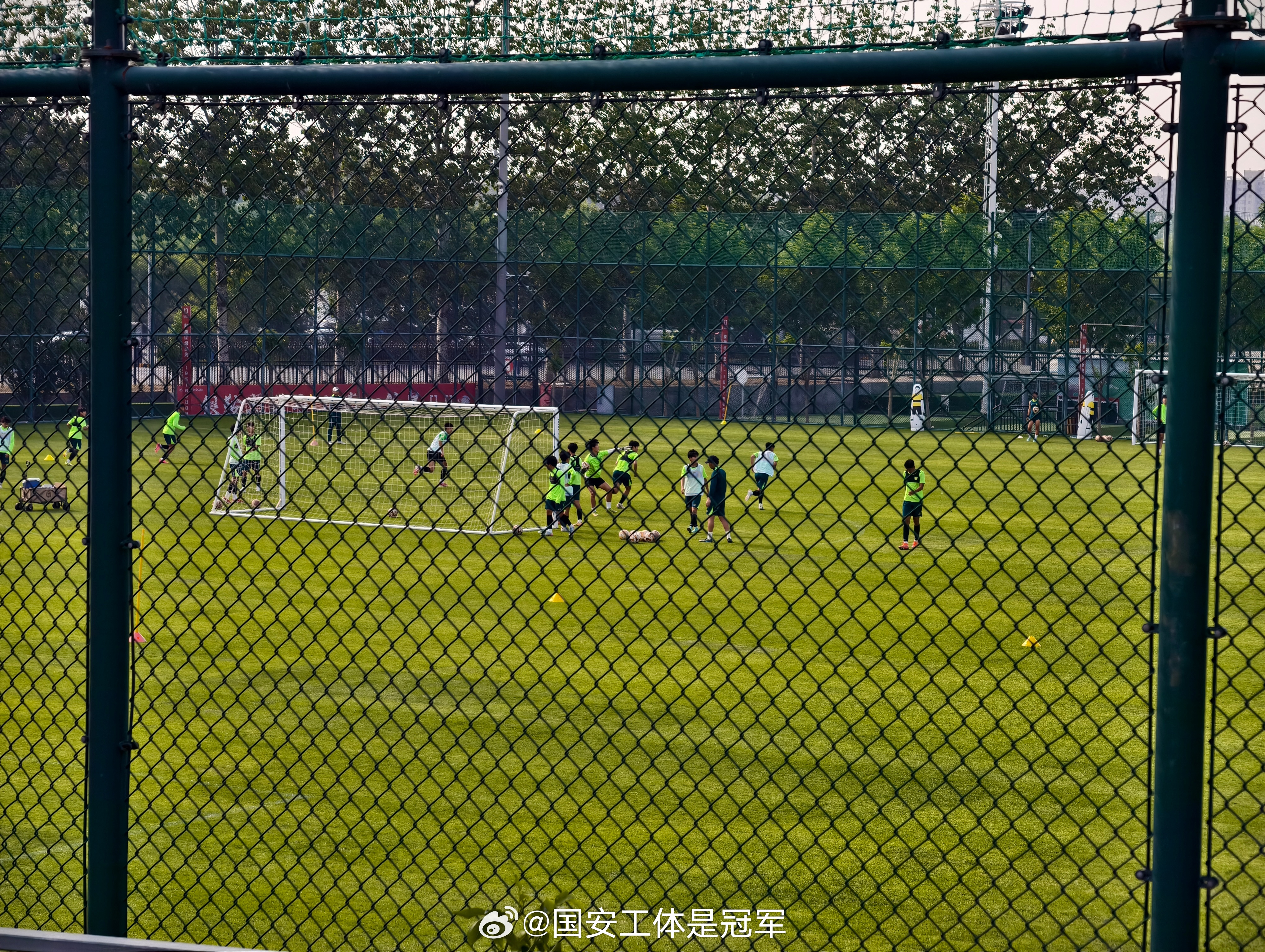国安U19梯队聚加基地训练 ing 211715都在外比赛 19独享一大块天然草
