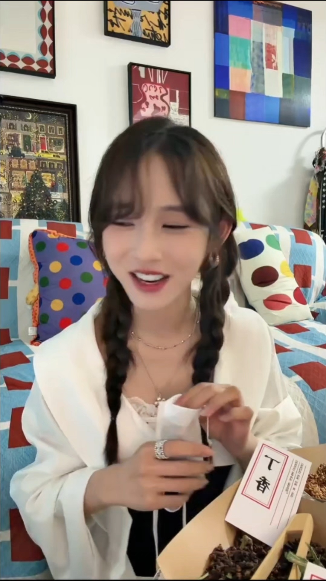 演员王可[超话]王可说殷桃公路片女主花少直播聊穿搭这段好会夸！王可形容殷桃气质独