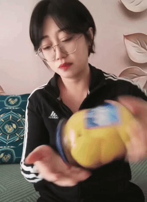 北方美女回应南方网友质疑，没有叉子怎么吃罐头，美女徒手开罐头后，告诉大家北方人吃