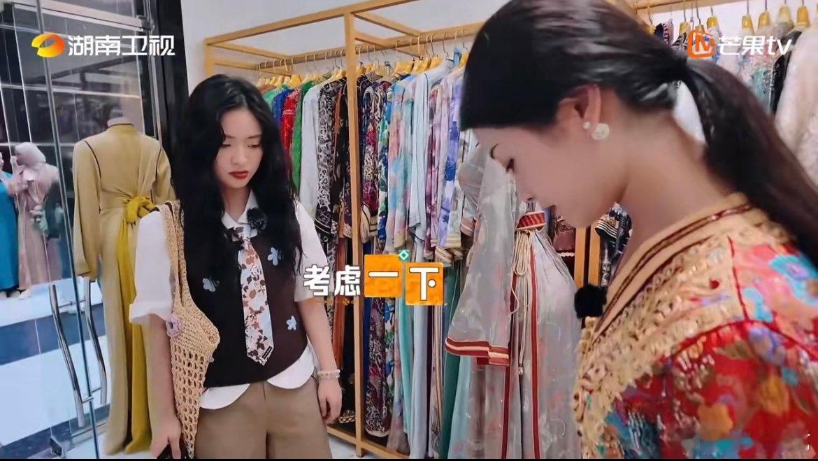 沈月一招治好选择困难症中餐厅名场面 新娘们选婚宴礼服迟迟定不下来，沈月观察后提议