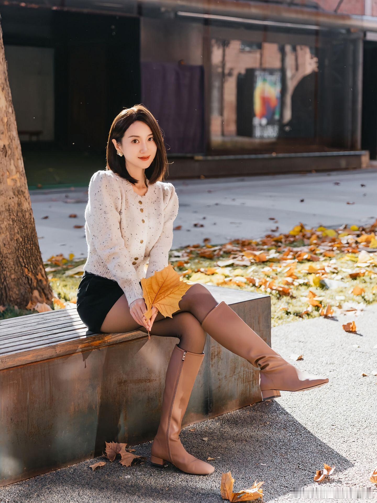 今天穿什么[超话] 白色毛衣，黑丝打底，棕色长靴，配金色秋季美女精彩人像[超话]