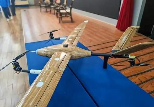 美国正在全球东凑西拼调弹药，中国这边用一根竹子造出了无人机，重量压到碳纤维的五分