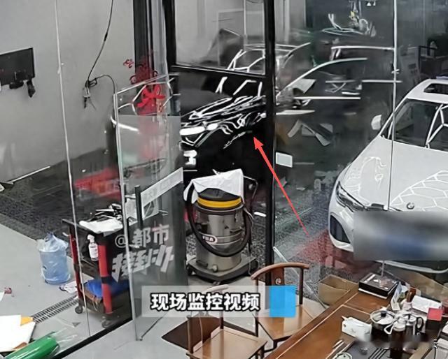 河南郑州，王先生花32万买了新车，上好牌后送去贴膜店。他和妻子正准备吃饭时，接到