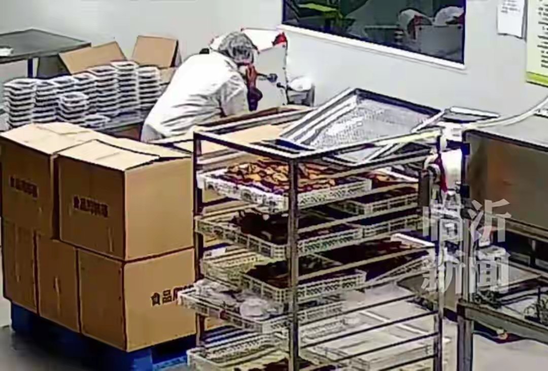 工厂女工临下班发现产品包装有问题，独自一人彻夜返工补救，忙到清晨6点，老板：放假