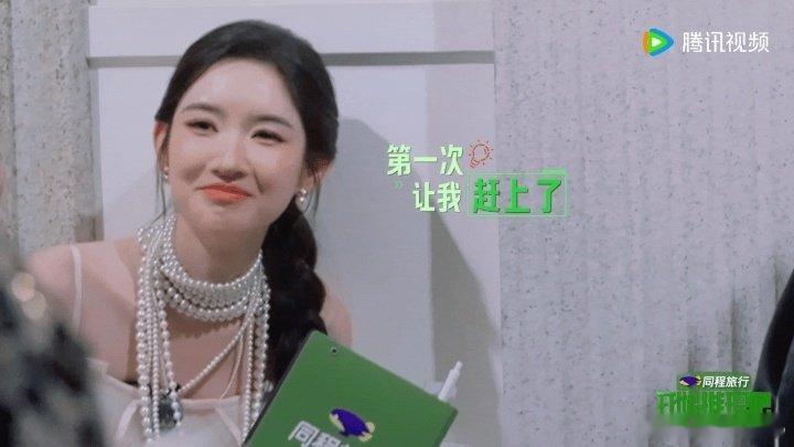 张凌赫主动保护王玉雯开始推理吧惊悚密室环节，女生自觉保持距离独处一隅，同伴看穿忐