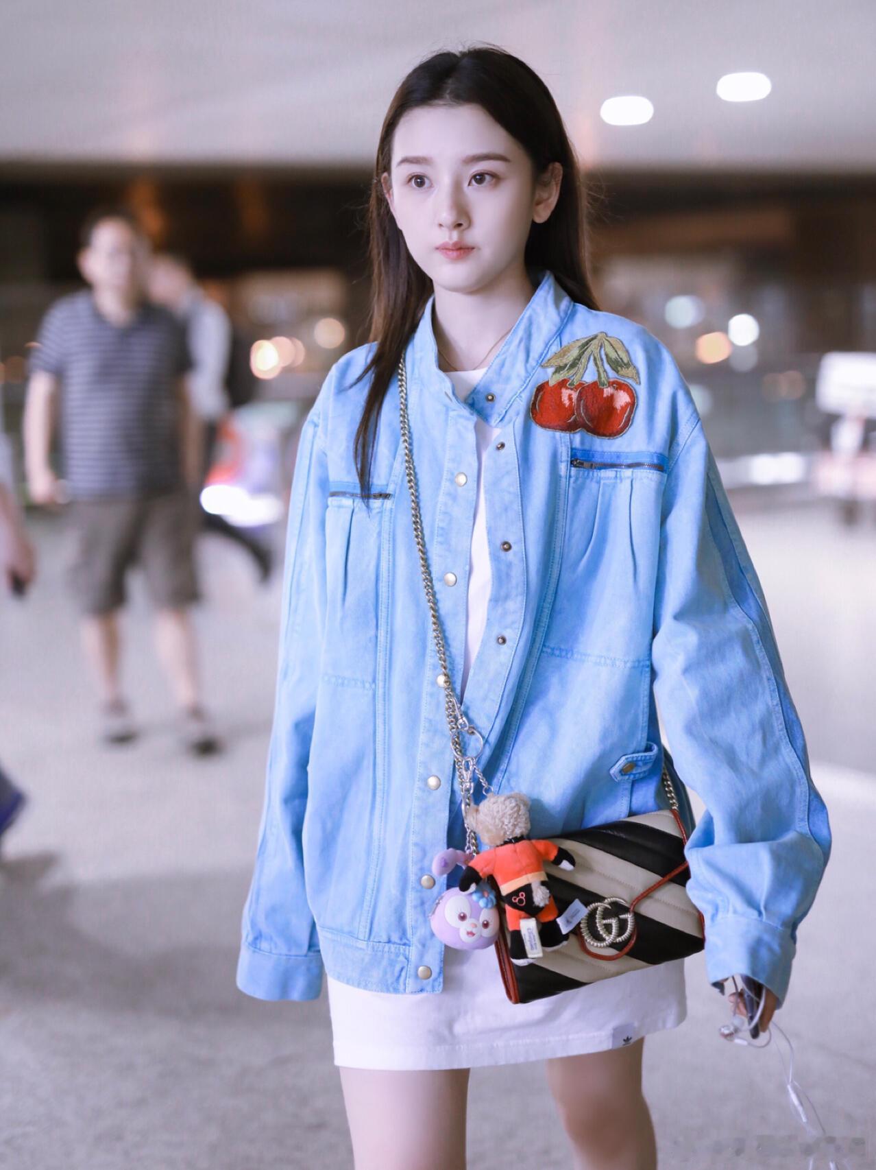 穿小樱桃私服走机场的宋祖儿～每一张都有种娇嗔的少女感啊，好清新！ ​​​