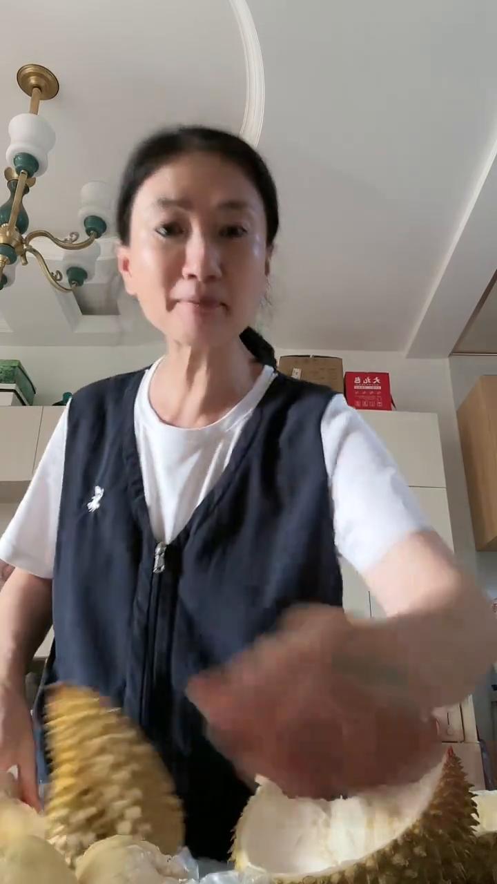买个榴莲一整，看视频，挨手势，还让老公骂了。像我这个谁骂我？没人骂我。不敢，他也