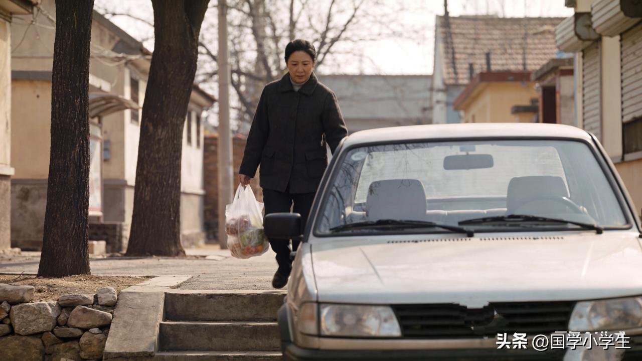 《见义勇为》
清晨，天气宜人。天空晴朗无云，一丝风也没有，干净得如同被水洗过一般