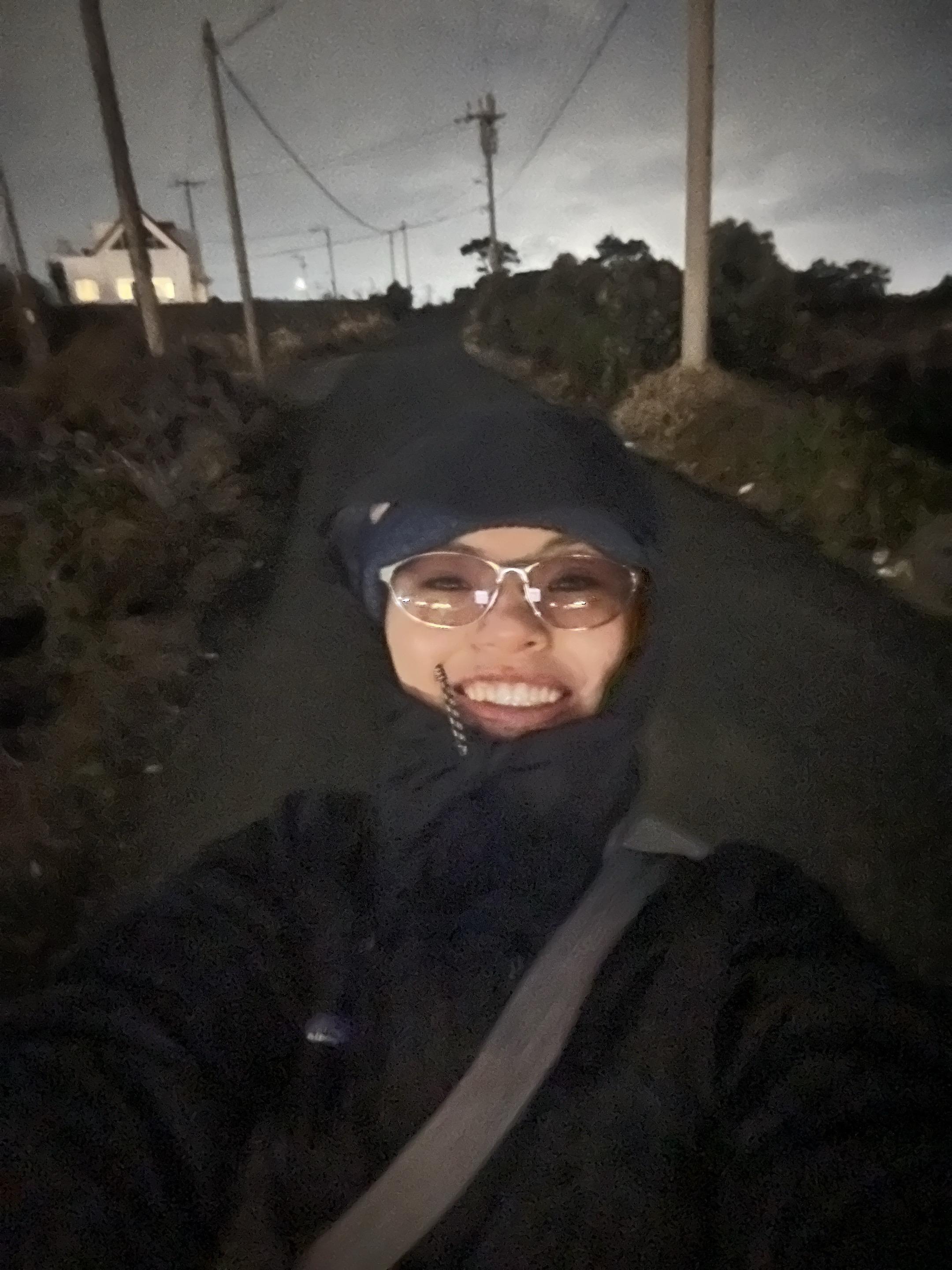 愿总有如此喜悦的时刻 愉快的拍摄在美丽的窗户前结束 喝完热热的杏仁拿铁...