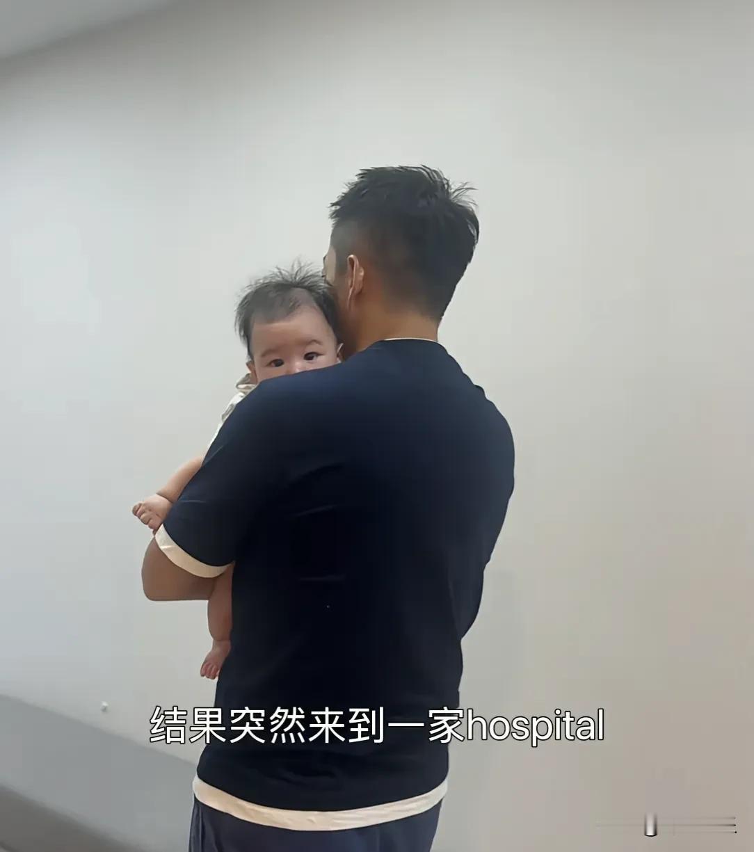 汪小菲现在来看真不是什么女儿奴了，他完全就是孩子奴。他抱小汪宝幸福的样子就如同老
