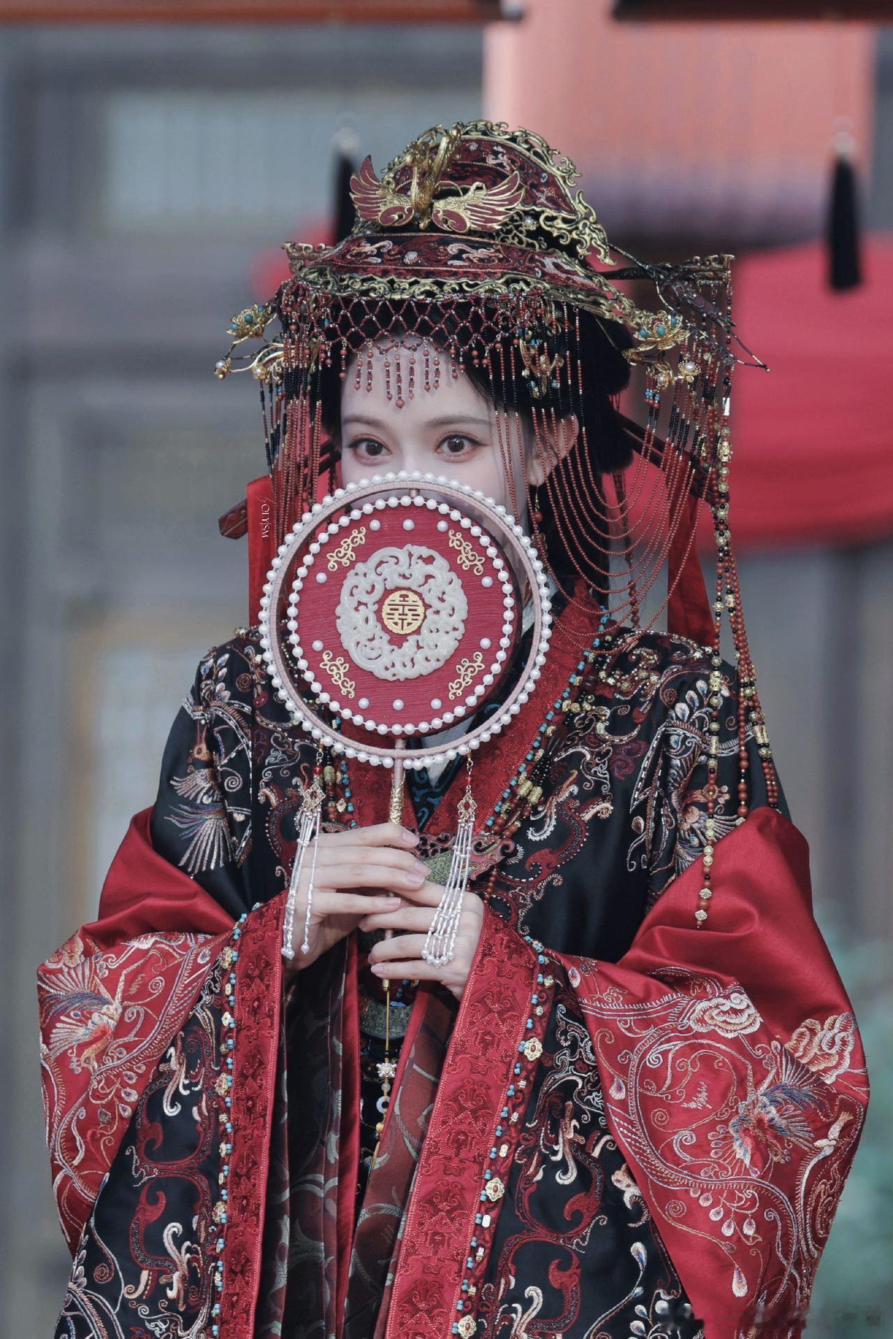 孟子义沈妙婚服 浓颜系美女穿婚服就是降维打击！孟子义这身红装华丽又大气，把将门贵