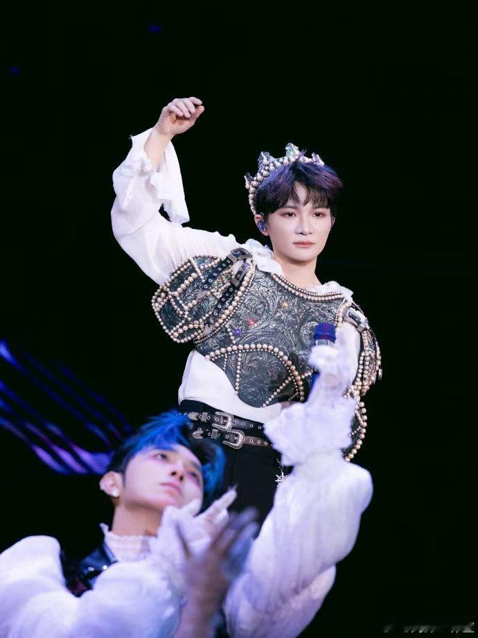 周深脱口而出肉麻了30秒 周深在香港演唱会现场，唱着唱着真情流露喊出“你们是我的