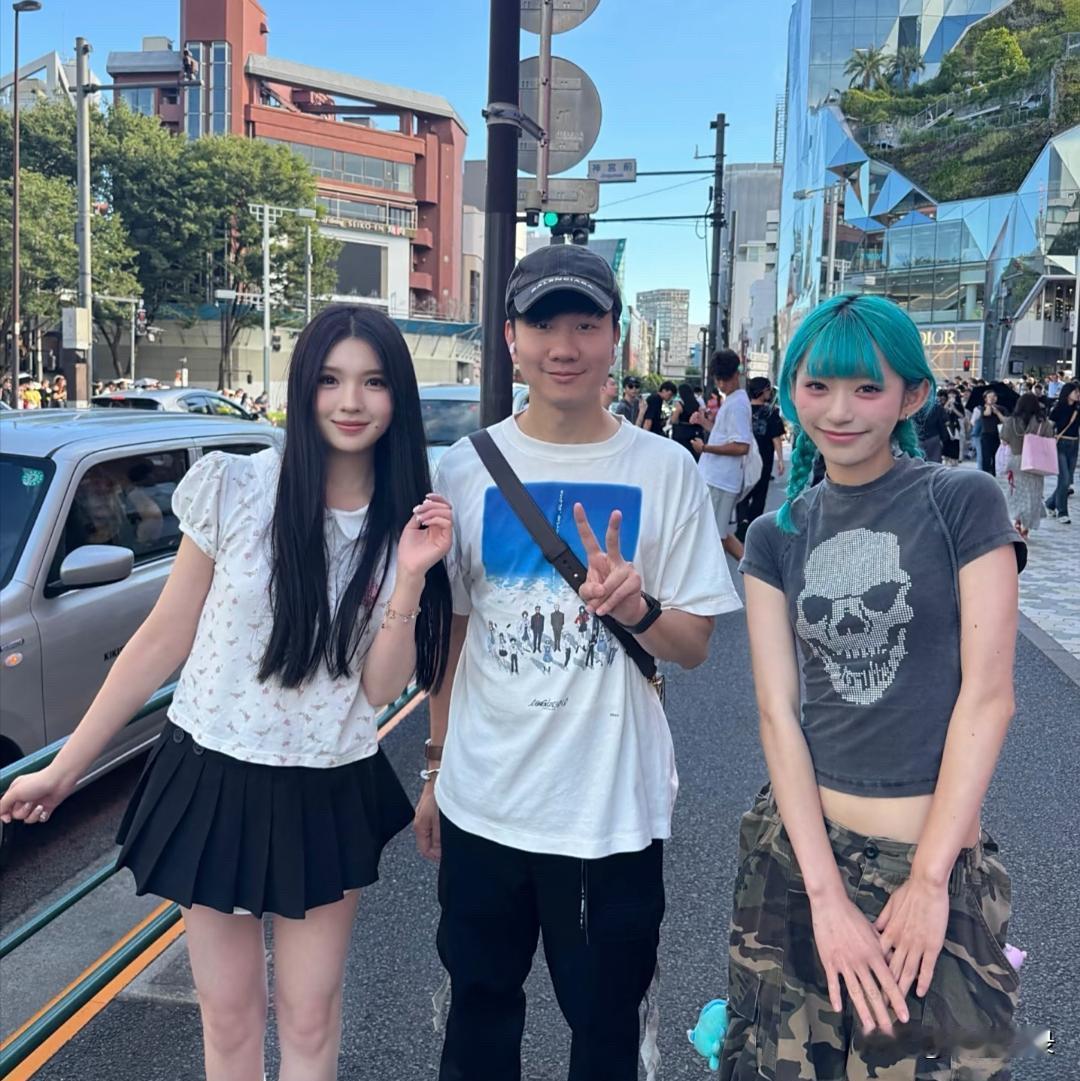 林俊杰在日本东京逛街，他的穿衣打扮太时尚了，皮肤好白，身上还有少年感，状态超好！