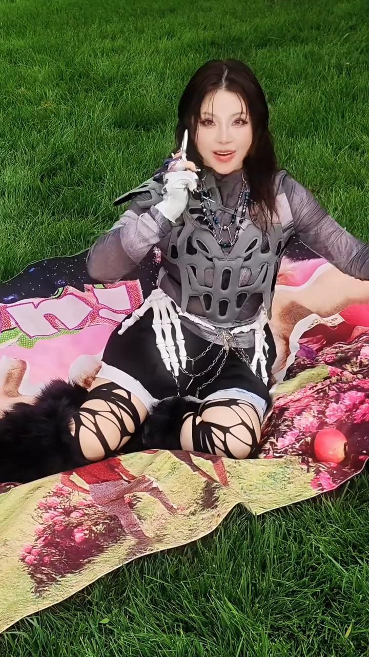 笑发财了，才知道卜卦的歌词不停的猜猜猜，原来是拆迁的拆。原作者当时老房子在拆迁动